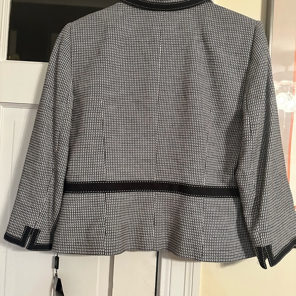 Beautiful Tahari by Arthur Levine Blazer EUC perfect for work - Picture 8 of 8